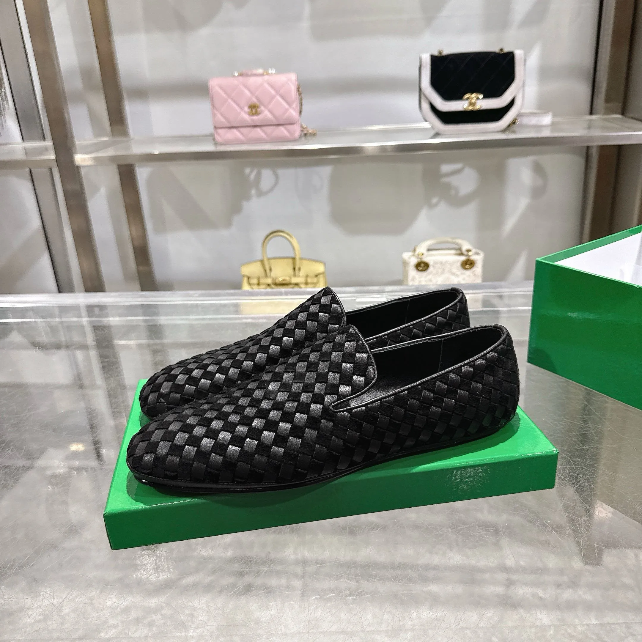 [BV] Top P: 760💰Size for couples: Female 35-39 Male 39--44 (Female 40. Male 38.45.46.47 customization is not returnable) [Note‼ ️] Add 💰 to size 46, add 💰 to size 47. Bottega Veneta's 2025 autumn counter synchronized genuine leather outsole classic woven half-drag couple model Bottega Veneta square toe flat shoes, imported mixed sheepskin, imported sheep! Leather outsole! [Rose][Rose]! Purely hand-woven and operated, the original board is reproduced one-to-one! quality assurance!